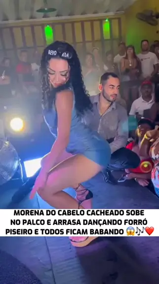 menina do cabelo cacheado dançando | Discover